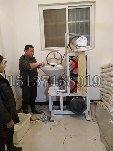 多功能米線機試機現(xiàn)場 多功能米線機調試現(xiàn)場