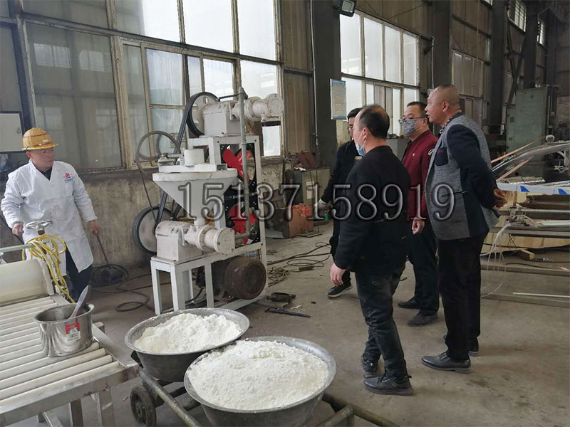 多功能米線機試機中 多功能米線機試機中