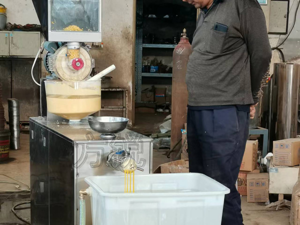 多功能雜糧面條機(jī)試機(jī)現(xiàn)場(chǎng)